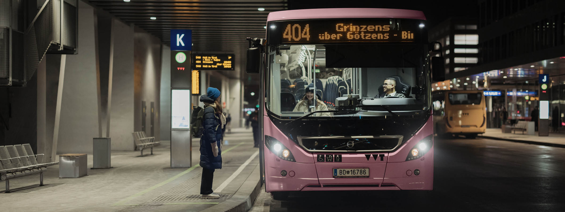 Nachtaufnahme am Bahnhof mit frontaler Ansicht auf einen VVT Bus. 