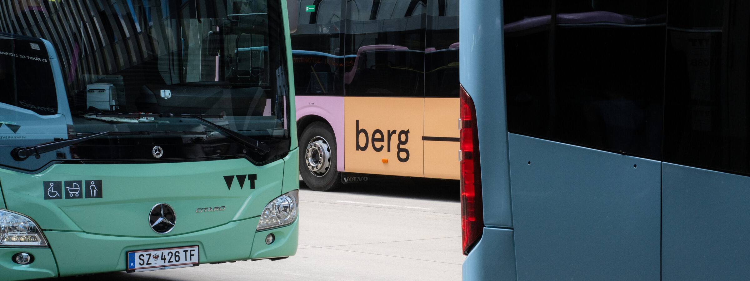 Detailaufnahme von drei unterschiedlichen VVT Bussen. 