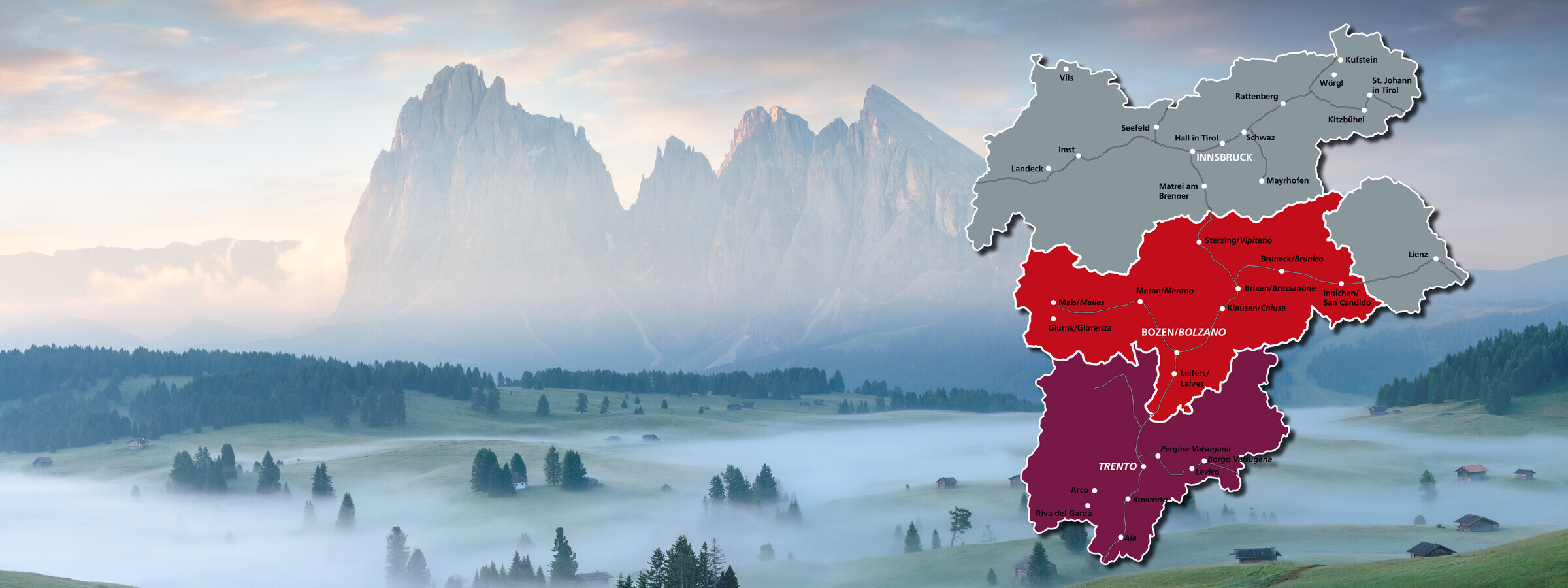  Eine stimmungsvolle Aufnahme der Alpen mit Nebel, kombiniert mit einer Karte der Euregio-Region. Die Karte zeigt farblich abgehobene Gebiete in Nordtirol, Südtirol und Trentino, die vor einem nebelverhangenen Bergpanorama eingeblendet sind.