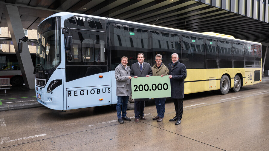 Mobilitätslandesrat René Zumtobel, VVT-Geschäftsführer Alexander Jug, ÖBB-Regionalmanager Werner Dilitz und Ekkehard Allinger-Csollich vor Bus mit Schild 200.000 Fahrgäste