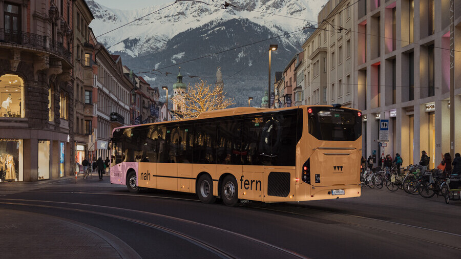 Regio-Nightliner bei Nacht