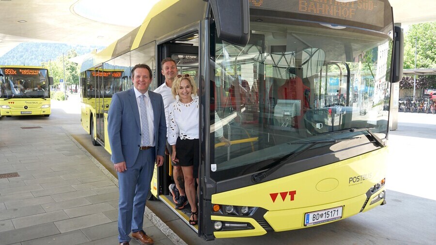 LR Rene Zumtobel, Buschauffeur Sigi Resinger und Bürgermeisterin Elisabeth Blanik vor einem Stadtbuss in Lienz