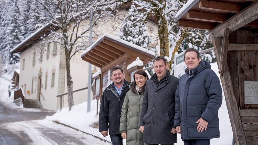 Vize-Bürgermeister Hugo Vötter, VVT-Prokuristin Nicol Saxer, Bürgermeister Lukas Peer und Mobilitäts-Landesrat René Zumtobel freuen sich über zusätzliche VVT-Busversbindungen in den frühen Morgenstunden