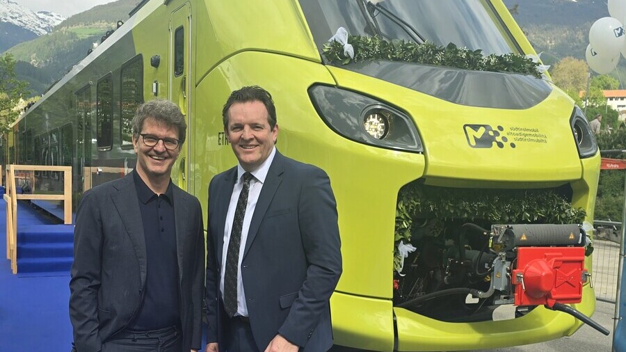 Beim 20-jährigen Jubiläum seit der Wiederinbetriebnahme der Vinschger Bahn in Mals besichtigten Mobilitätslandesrat René Zumtobel und VVT-Geschäftsführer Alexander Jug das erste Fahrzeug des Typs Coradia Stream