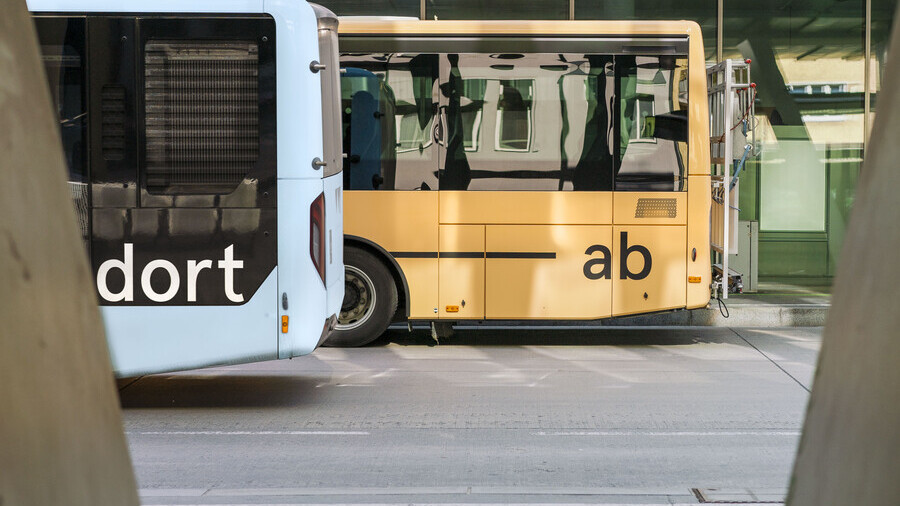 Ausschnitte zweier Busse am Bahnhof