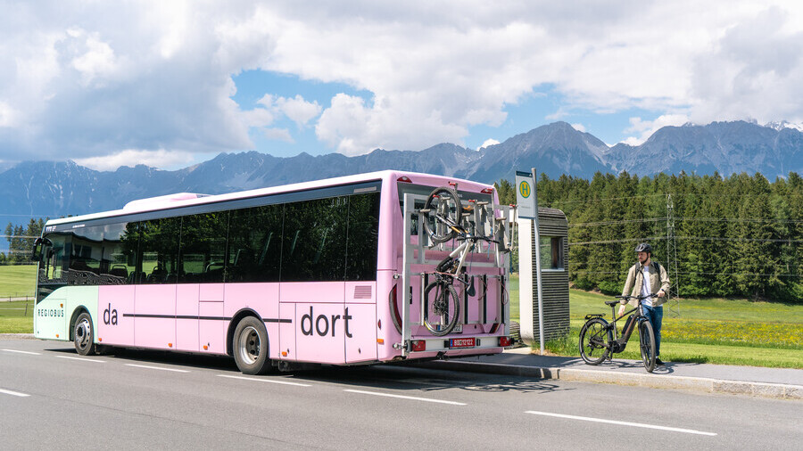 VVT-Bus mit Radheckträger in Tiroler Alpenlandschaft