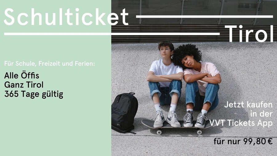 Werbebanner für das Schulticket Tirol. Links auf mintgrünem Hintergrund der Text: 'Schulticket Tirol. Für Schule, Freizeit und Ferien: Alle Öffis, Ganz Tirol, 365 Tage gültig.' Rechts daneben ein Bild von zwei Jugendlichen, die auf einer Betonfläche sitzen, mit einem Skateboard vor sich und einem schwarzen Rucksack neben sich. Darunter steht: 'Jetzt kaufen in der VVT Tickets App für nur 99,80 €