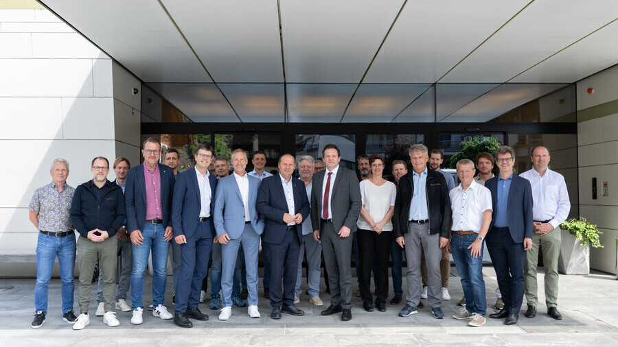 LH-Stv. Josef Geisler, Mobilitäts-Landesrat René Zumtobel, Bezirkshauptmann Schwaz Michael Brandl, Regionalmanager Andreas Knapp, Thekla Hauser vom Planungsverband, VVT-Geschäftsführer Alexander Jug sowie Bürgermeister und Vertreter von Tourismus und Bergbahn aus der Region vor dem Europahaus in Mayrhofen