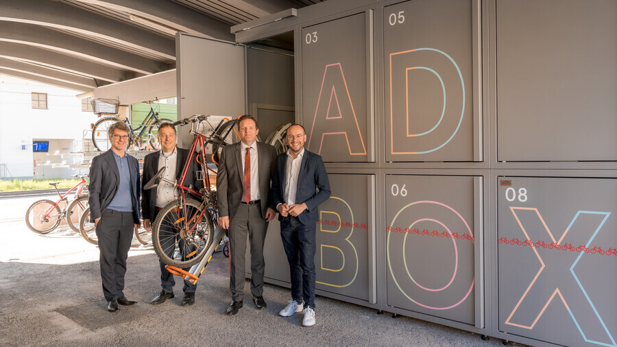 Alexander Jug/VVT, Gerhard Hofer/ÖBB, Mobilität-Landesrat René Zumtobel und Bürgermeister Patrick Geir vor den neuen Radboxen am Bahnhof Matrei am Brenner