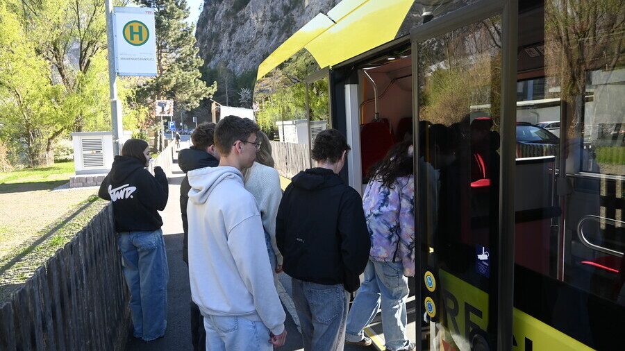 Schüler steigen in Schülerbus in Zams ein