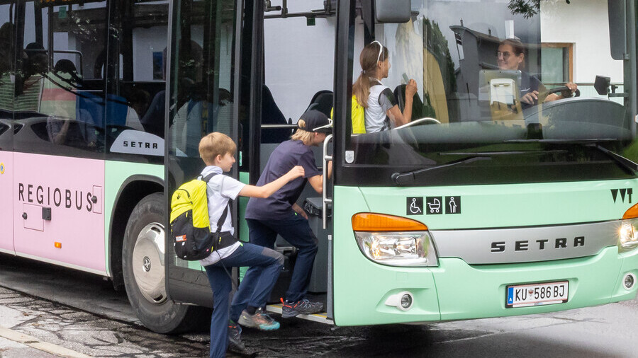 Kinder steigen in Bus vorn ein