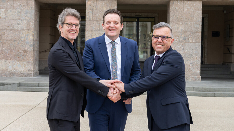 Drei Männer vor dem Landhaus. v.l.: VVT-GF Alexander Jug, Mobilitätslandesrat René Zumtobel und WK Spartenobmann Franz Sailer.